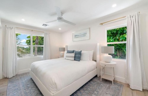 Seven Mile Beach Apartment | Renovated, Oceanfront 2bd Seven Mile Beach Condo with amazing views