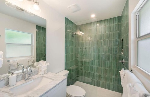 Seven Mile Beach Apartment | Renovated, Oceanfront 2bd Seven Mile Beach Condo with amazing views