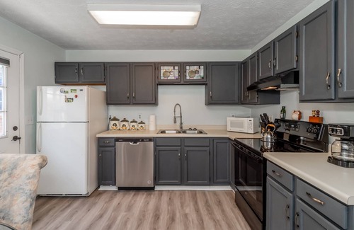 Ashley Oaks House | Renovated |Pet Friendly |Fully Fenced Yard |Large Deck |Charming Knox Home |Family Friendly |UT