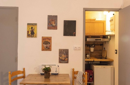 Eyragues Apartment | Renovated Provencal studio, in the heart of the village of Eyragues, beautiful flower-filled courtyard