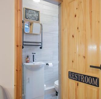 Leeds Apartment | Renovated Studio - Free Parking - Great Location
