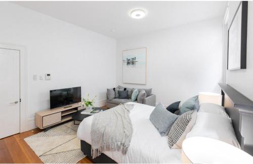 Glebe Apartment | Renovated studio in bohemian area close to city