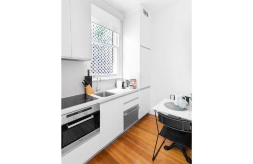 Glebe Apartment | Renovated studio in bohemian area close to city