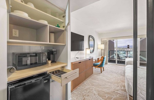 Ala Moana Condo | Renovated, Stunning Views Condo Hotel 1711