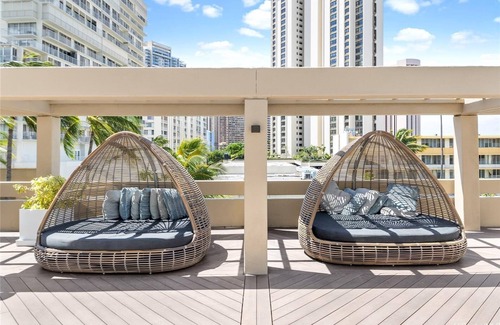Ala Moana Condo | Renovated, Stunning Views Condo Hotel 1711