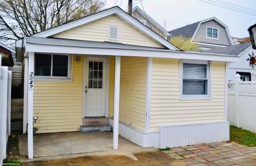 Wall House | Renovated Summer Cottage, block from beach