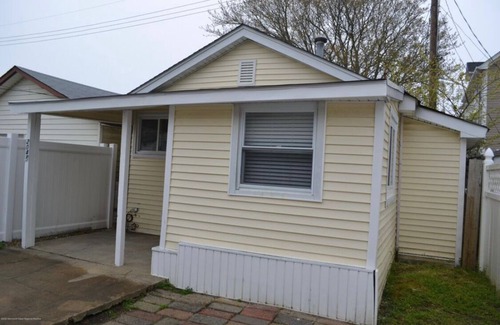 Wall House | Renovated Summer Cottage, block from beach
