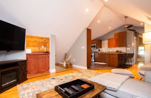 Dorchester Apartment | Renovated Top Floor 1 Bedroom Condo in Savin Hill