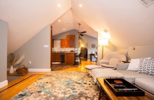 Dorchester Apartment | Renovated Top Floor 1 Bedroom Condo in Savin Hill