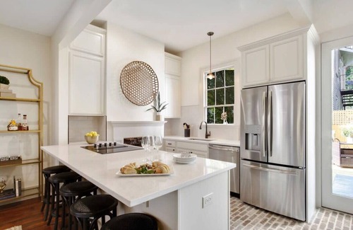 Savannah Victorian District House | Renovated Victorian District Home | Hot Tub