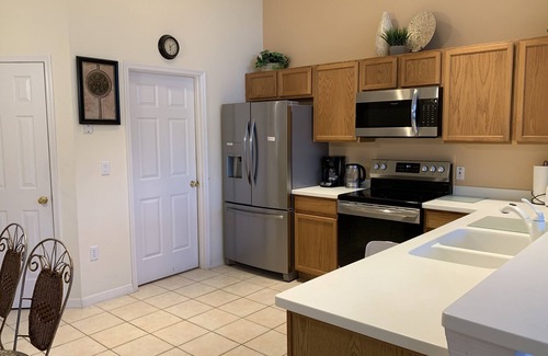 Eagle Pointe South House | Renovated Waterfront 3Bd/2B Home 20min to Disney, Universal and Shops