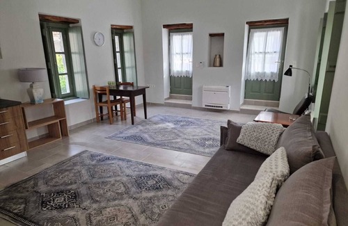 Leonidio Apartment | Renoviertes Steinhaus im Zentrum von Leonidion mit Zwei Wohneinheiten