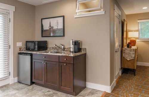 Mount Dora Apartment | Rent 2 nights get 1 free! Cozy Studio! 5 min drive to DT Mt Dora!