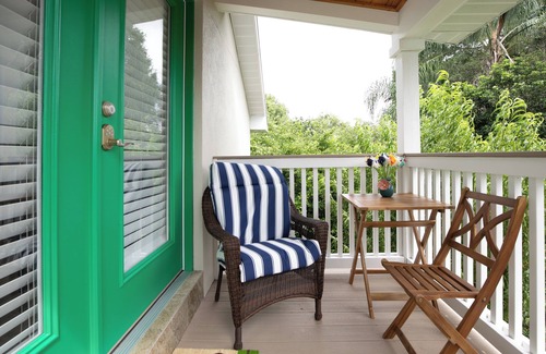 Mount Dora Apartment | Rent 2 nights get 1 free! Cozy Studio! 5 min drive to DT Mt Dora!
