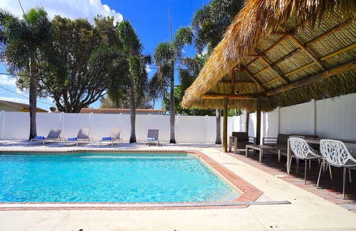 Harbor Village House | RENT LUXE VACATION HOMES 5 STAR 4 BED + HEATED POOL WALK TO BEACH!