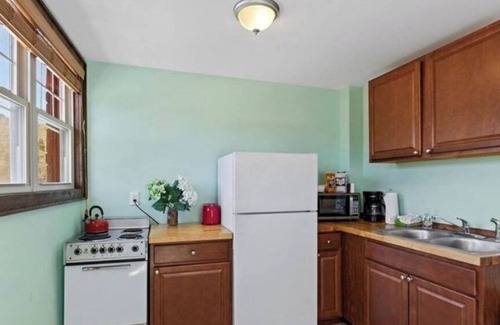 Hot Springs Apartment | Reopened since Helene 🩵 Stay in downtown Hot Springs! Right on the AT!