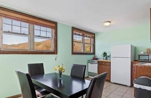 Hot Springs Apartment | Reopened since Helene 🩵 Stay in downtown Hot Springs! Right on the AT!