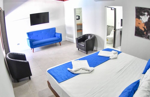 Jaco Hotel | Republik Hotel, Bistro and Disco on Site