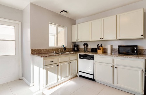 Reseda House | Reseda Large Home