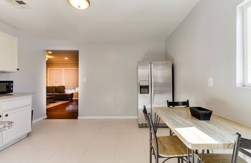 Reseda House | Reseda Large Home