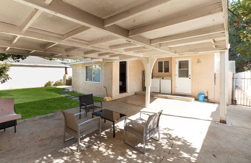 Reseda House | Reseda Large Home