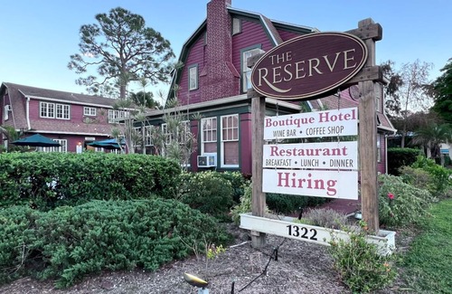 Central Sarasota Apartment | Reserve Retreat Room- Beautiful, Bright 1 BR, 1 BA W/Kitchenette Dwntwn & Beach