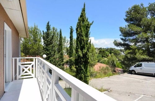 Carnoux-en-Provence Apartment | Residence Debussy - maeva Home - 2 Room Apartment 4 People - Prestige
