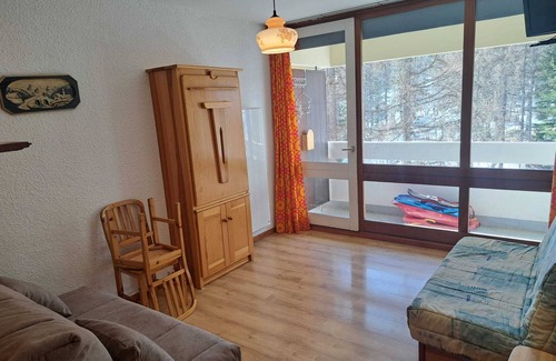 Les Claux Apartment | Résidence Le Pelvoux 1 family studio at the foot of the slopes with mountain-facing balcony