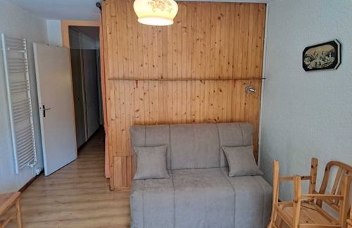 Les Claux Apartment | Résidence Le Pelvoux 1 family studio at the foot of the slopes with mountain-facing balcony