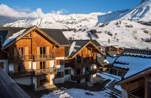 Albiez-le-Vieux Apartment | Residence Les Chalets du Hameau des Aiguilles - 3 rooms 8/10 people Mountain Corner