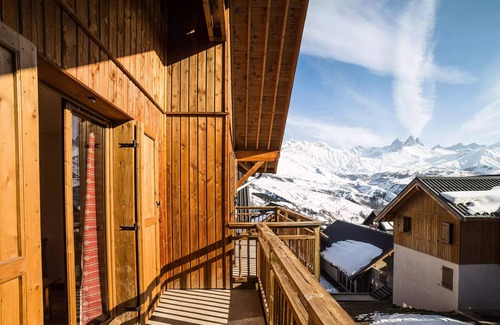 Albiez-le-Vieux Apartment | Residence Les Chalets du Hameau des Aiguilles - 3 rooms 8/10 people Mountain Corner