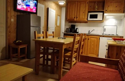 Saint-Jean-d'Arves Apartment | Residence Les Marmotes - Apartment in chalet near the slopes and ski school