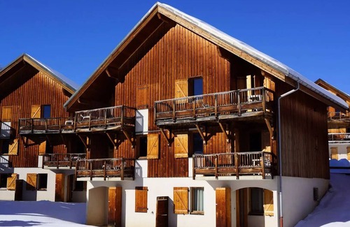 Saint-Jean-d'Arves Apartment | Residence Les Marmotes - Apartment in chalet near the slopes and ski school