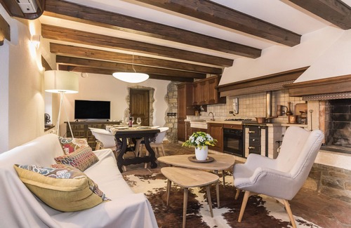 Buje Villa | Residence Monte near Umag for 8+2 people with heated infinity pool, spa & play room