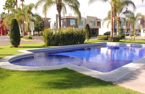Tlajomulco de Zuniga House | Residencia Galicia Family
