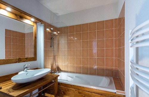 Abries Apartment | Resort center, fitness, swimming pool, parking, tv, ski locker, 64-69m², Abriès
