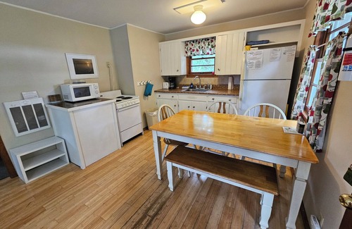 Maple City House | Resort cottage on Big Glen Lake! Kayaks & fire pit!