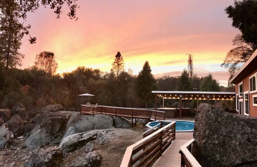 Mariposa House | RESORT FEEL ! POOL, WATERFALL, POND, TREEHOUSE, PIRATE SHIP, HIKING TRAILS