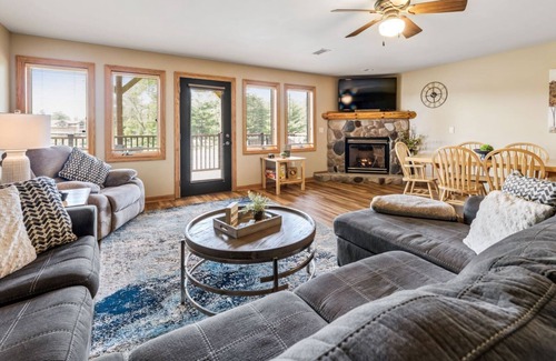 Arkdale Condo | Resort - Golf - Lake - 30 min to Wisc Dells