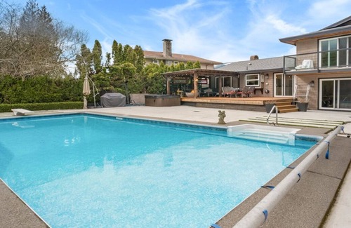 North Vancouver House | Resort style 4 Bdr Home with Outdoor Pool & Jacuzzi