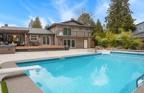 North Vancouver House | Resort style 4 Bdr Home with Outdoor Pool & Jacuzzi