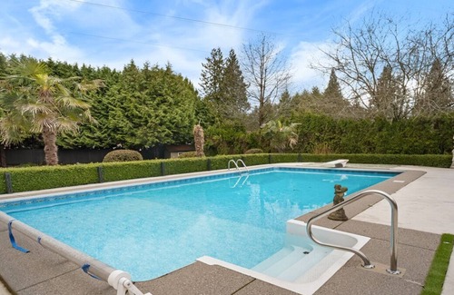 North Vancouver House | Resort style 4 Bdr Home with Outdoor Pool & Jacuzzi