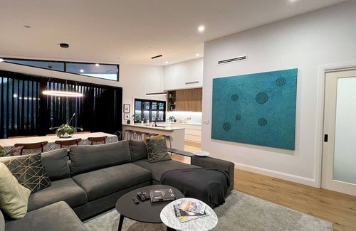 Wagga Wagga House | Resort Style Home - CBD Wagga