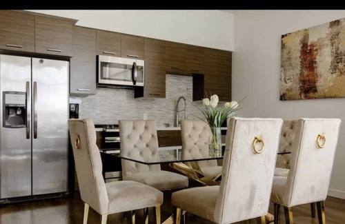 Downtown Apartment | Resort style living next to malls and shopping areas