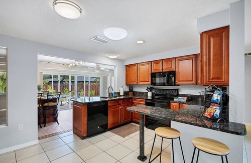South Venice House | Resort-style living without the crowd - 5 min from the beach!