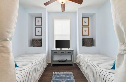 Santa Rosa Beach House | Resort-style pool 3min to beach. Family friendly. Private parking. Fenced-in backyard