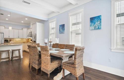 Santa Rosa Beach House | Resort-style pool 3min to beach. Family friendly. Private parking. Fenced-in backyard