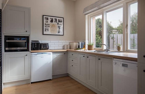 Trevone House | Rest Harrow - super stylish extended house, walking distance to Trevone beach