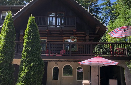 Indianola Cabin | Rest, relax and recharge at this amazing log cabin