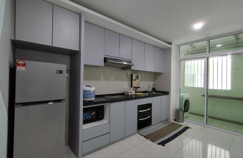 Downtown Kota Kinabalu Apartment | reSTARY - Travel, Sutera Avenue Infinity Pool - Imago Opposite - KK City- 2BR,6Pax 来沙旅 旅游主题公寓 - 无边际日落海景泳池 - Imago商场对面 - KK市中心 - 2房6人